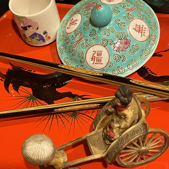 From Japan made in China tea set a two tall saki cups, four matching tea cups - Picture 2 of 16